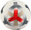 Ein weißer Nike Fußball mit roten, goldenen und grauen Akzenten.