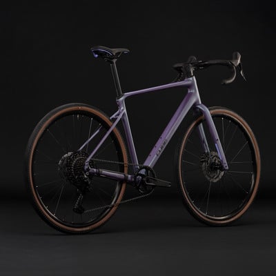 Lila Gravelbike mit braunen Reifen und schwarzem Rahmen. Lila Gravelbike mit braunen Reifen und schwarzem Rahmen.