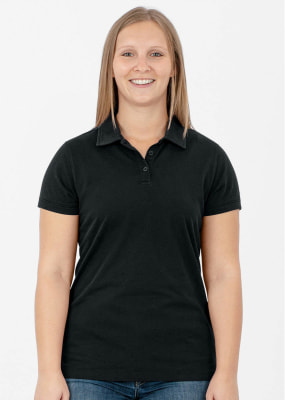 Eine Frau in einem schwarzen Poloshirt mit Kragen und Knöpfen lächelt. Eine Frau in einem schwarzen Poloshirt mit Kragen und Knöpfen lächelt.