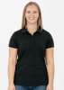 Eine Frau in einem schwarzen Poloshirt mit Kragen und Knöpfen lächelt.