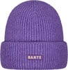 Eine lila Strickmütze mit dem BARTS-Logo auf der Vorderseite.