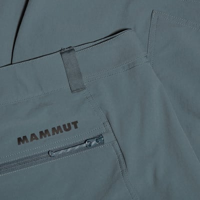 Detail einer Mammut Outdoorhose mit Reißverschlusstasche und Logo.
