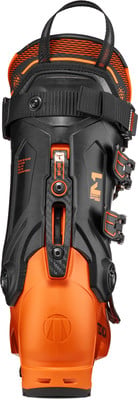 Orangener Skischuh mit schwarzen Details und Schnallen.