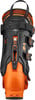 Orangener Skischuh mit schwarzen Details und Schnallen.
