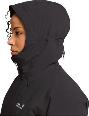 Detail einer Frau in schwarzer Kapuzenjacke, Seitenansicht. Detail einer Frau in schwarzer Kapuzenjacke, Seitenansicht.