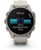 Eine Smartwatch zeigt den täglichen Trainingsplan mit Grafik und Daten an.