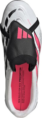 Weißer Adidas Predator Fußballschuh mit rosa Details und schwarzer Schnürung.