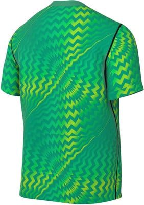 Grünes T-Shirt mit Zickzackmuster und optischer Täuschung. Grünes T-Shirt mit Zickzackmuster und optischer Täuschung.