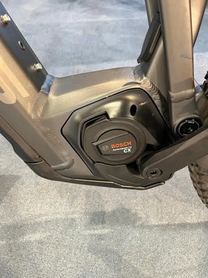 Detail eines E-Bike-Rahmens mit Bosch Performance Line CX Antrieb. Detail eines E-Bike-Rahmens mit Bosch Performance Line CX Antrieb.