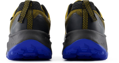 Rückansicht eines Paares gelber und schwarzer Laufschuhe mit blauer Sohle. Rückansicht eines Paares gelber und schwarzer Laufschuhe mit blauer Sohle.