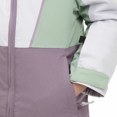Jackendetail mit farbigen Einsätzen und einer Tasche, in der eine Hand steckt. Jackendetail mit farbigen Einsätzen und einer Tasche, in der eine Hand steckt.
