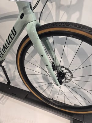 Detail eines hellgrünen Fahrrads mit schwarzen Punkten. Detail eines hellgrünen Fahrrads mit schwarzen Punkten.