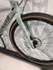 Detail eines hellgrünen Fahrrads mit schwarzen Punkten.