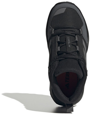 Fekete Adidas Terrex túracipő fűzővel és logóval. Fekete Adidas Terrex túracipő fűzővel és logóval.