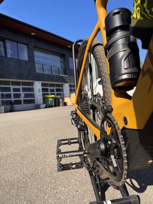 Gelbes Fahrrad auf einem Ständer vor einem Gebäude mit Garagentoren. Gelbes Fahrrad auf einem Ständer vor einem Gebäude mit Garagentoren.