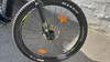 Vorderreifen eines Mountainbikes mit Reflektoren und Maxxis-Logo.