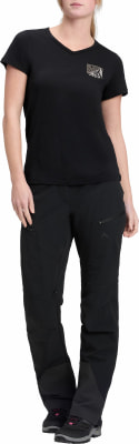 Eine Frau in einem schwarzen T-Shirt und schwarzen Hosen. Eine Frau in einem schwarzen T-Shirt und schwarzen Hosen.