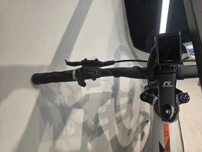 Fahrradlenker mit Bosch-Display und Bremshebel. Fahrradlenker mit Bosch-Display und Bremshebel.