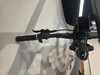 Fahrradlenker mit Bosch-Display und Bremshebel.
