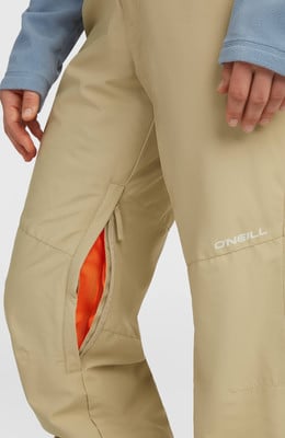 Detail einer O'Neill Skihose mit orangefarbenem Futter und Reißverschluss. Detail einer O'Neill Skihose mit orangefarbenem Futter und Reißverschluss.