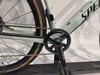 Fahrraddetails mit Kette, Kurbel und Hinterrad.