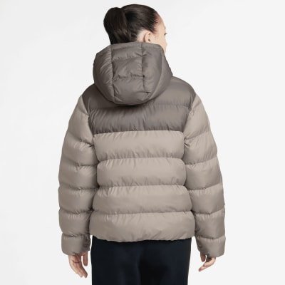 Damen-Daunenjacke mit Kapuze in Brauntönen. Damen-Daunenjacke mit Kapuze in Brauntönen.