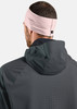 Mann mit rosa Stirnband und dunkler Kapuzenjacke.