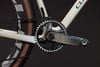 Detail einer Fahrradkurbelgarnitur mit Kette und Kettenblatt.