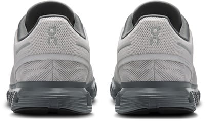 Rückansicht von zwei grauen On Running Laufschuhen mit Logo auf der Ferse. Rückansicht von zwei grauen On Running Laufschuhen mit Logo auf der Ferse.