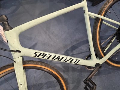 Hellgrüner Fahrradrahmen mit schwarzem SPECIALIZED Schriftzug. Hellgrüner Fahrradrahmen mit schwarzem SPECIALIZED Schriftzug.
