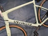 Hellgrüner Fahrradrahmen mit schwarzem SPECIALIZED Schriftzug.