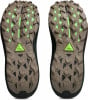 Blick auf die Sohlen zweier Laufschuhe mit ausgeprägtem Profil und grünen Elementen.