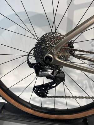 Shimano GRX Schaltwerk an einem Fahrrad mit Kassette und Speichen. Shimano GRX Schaltwerk an einem Fahrrad mit Kassette und Speichen.