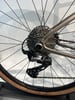 Shimano GRX Schaltwerk an einem Fahrrad mit Kassette und Speichen.
