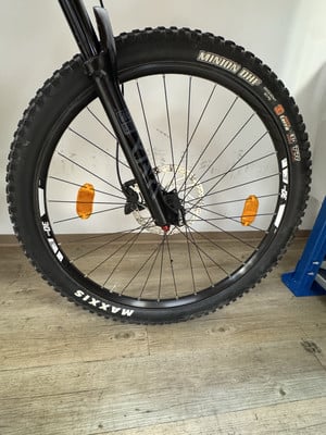 Vorderrad eines Mountainbikes mit Maxxis Minion DHF Reifen und Scheibenbremse. Vorderrad eines Mountainbikes mit Maxxis Minion DHF Reifen und Scheibenbremse.