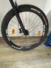 Vorderrad eines Mountainbikes mit Maxxis Minion DHF Reifen und Scheibenbremse.