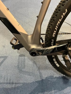Detail eines Mountainbike-Hecks mit Reifen und Kurbelgarnitur. Detail eines Mountainbike-Hecks mit Reifen und Kurbelgarnitur.