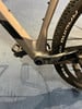 Detail eines Mountainbike-Hecks mit Reifen und Kurbelgarnitur.