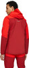Mann in roter Kapuzenjacke und Hose, Rückansicht.