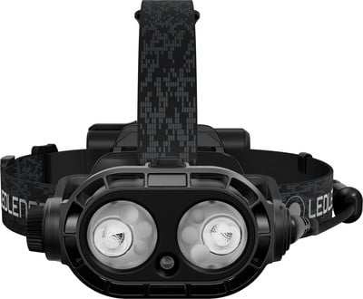 Eine schwarze Stirnlampe mit zwei LED-Leuchten und verstellbarem Gurt. Eine schwarze Stirnlampe mit zwei LED-Leuchten und verstellbarem Gurt.