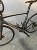 Detail eines Specialized Fahrradrahmens mit Logo auf dem Unterrohr.