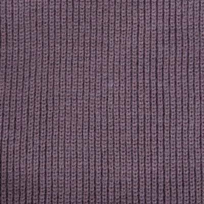 Nahaufnahme einer lila Strickware mit vertikalen Rippen. Nahaufnahme einer lila Strickware mit vertikalen Rippen.