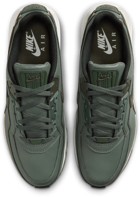 Draufsicht auf grüne Herren-Sneaker von Nike mit weißem Logo und Schnürsenkeln.