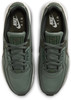 Draufsicht auf grüne Herren-Sneaker von Nike mit weißem Logo und Schnürsenkeln.
