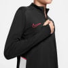 Schwarzer Pullover mit pinkem Nike-Logo und Daumenlöchern.