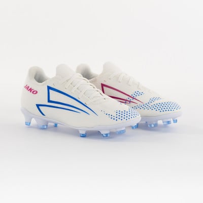 Weiße Fußballschuhe mit blauen und rosa Details auf weißem Hintergrund. Weiße Fußballschuhe mit blauen und rosa Details auf weißem Hintergrund.