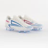 Weiße Fußballschuhe mit blauen und rosa Details auf weißem Hintergrund.