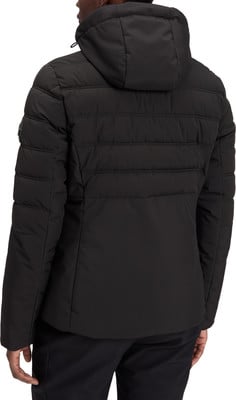 Rückansicht eines Mannes in einer schwarzen Daunenjacke mit Kapuze und gesteppten Einsätzen.
