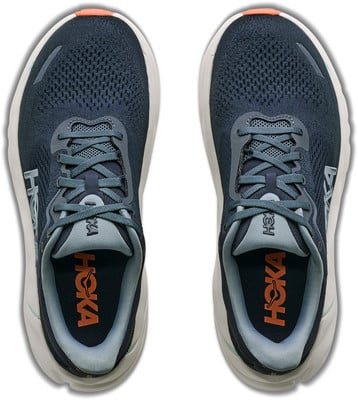 Draufsicht auf ein Paar dunkelblaue Hoka-Laufschuhe mit orangefarbenem Logo.