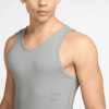 Ein Mann in einem grauen Tanktop mit Nike-Logo auf der Brust.